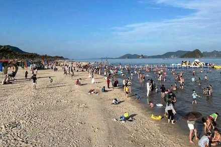 Bãi biển CEO tại huyện Vân Đồn thu hút đông đảo du khách đến trải nghiệm trong dịp nghỉ lễ 30/4 và 1/5.