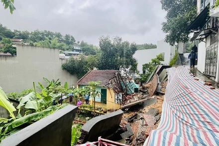 Tuyến kè tại tổ 6, khu 1B, phường Hồng Hải bị sạt lở gây hư hỏng 1 gian nhà của hộ dân phía dưới.