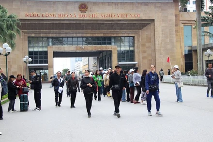 Du khách xuất nhập cảnh qua Cửa khẩu Quốc tế Móng Cái, Quảng Ninh.