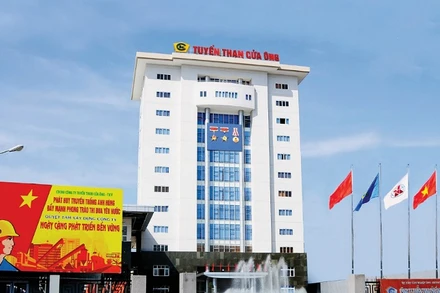 Trụ sở Công ty Tuyển than Cửa Ông được xây dựng khang trang.