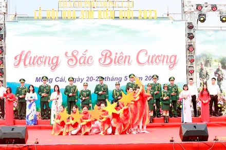 Chương trình nghệ thuật tại Lễ hội hoa sim biên giới năm 2023 được tổ chức ở xã Hải Sơn, Móng Cái.