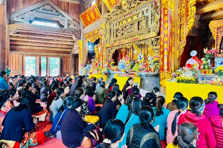 Đông đảo tăng ni, phật tử và du khách về lễ hội chùa Quỳnh Lâm năm 2023.