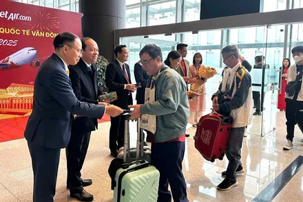 Các du khách được lì xì ngay khi "xông đất" Cảng hàng không Vân Đồn, Quảng Ninh.