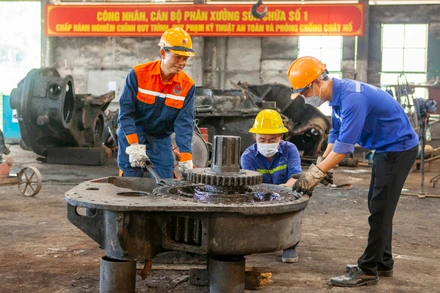 Đảng viên Trần Văn Thơm (Người ngoài cùng bên trái) luôn nhiệt tình giúp đỡ các đồng nghiệp trong công việc hàng ngày tại đơn vị.