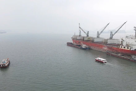 Lực lượng tìm kiếm cứu nạn tổ chức tìm kiếm nạn nhân trên vùng biển khu vực Hòn Nét.