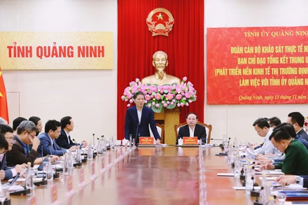 Đoàn khảo sát thực tế làm việc với Tỉnh ủy Quảng Ninh.