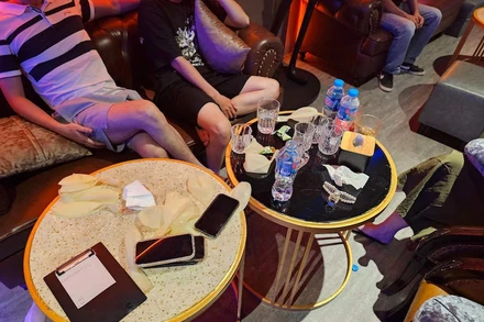 Cơ sở kinh doanh Fresh Element tại số 27-29, Giếng Đồn, phường Trần Hưng Đạo tổ chức cho khách hút bóng bay có chứa khí cười. 