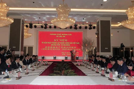 Quang cảnh buổi hội đàm giữa thành phố Móng Cái (Việt Nam) và thành phố Đông Hưng (Trung Quốc).