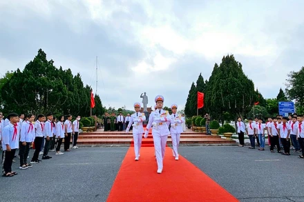 Lễ Thượng cờ trên đảo Cô Tô nhân dịp kỷ niệm 62 năm Ngày Bác Hồ ra thăm đảo.