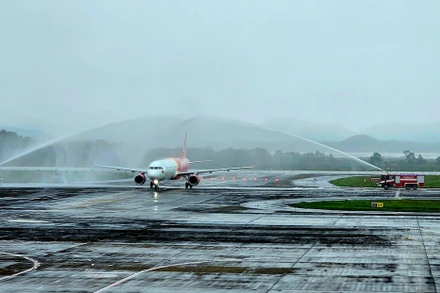 Chuyến bay số hiệu VJ4VJ8VJ6 chở những hành khách đầu tiên đến từ Cần Thơ hạ cánh xuống sân bay quốc tế Vân Đồn.