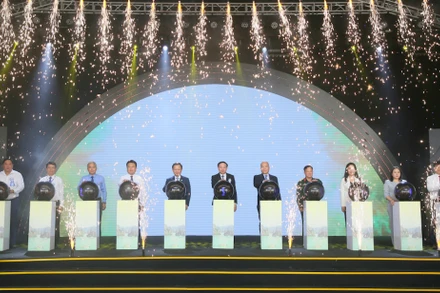 Các đại biểu ấn nút khai mạc Triển lãm thành tựu tỉnh Quảng Ninh qua 60 năm hình thành và phát triển.