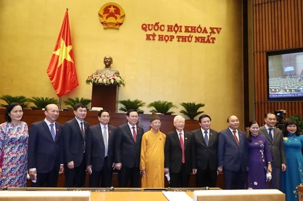 Đoàn đại biểu Quốc hội tỉnh Quảng Ninh chụp ảnh lưu niệm với các đồng chí lãnh đạo Đảng, Nhà nước tại kỳ họp thứ nhất, Quốc hội khoá XV.