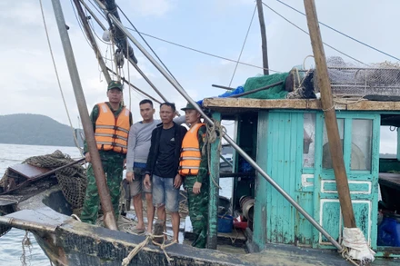 Hai ngư dân được cán bộ, chiến sĩ Đồn Biên phòng Trà Cổ cứu hộ thành công.