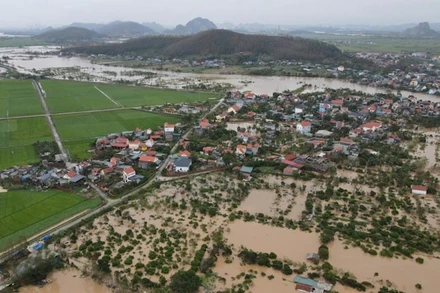 Khu vực dân cư ngoài đê xã Hồng Phong, thị xã Đông Triều bị ngập lụt. (Ảnh: Lê Đại)