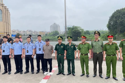 Công an thành phố Móng Cái (Quảng Ninh) bàn giao đối tượng Liu Chi Sheng cho Cục Công an thành phố Đông Hưng, Quảng Tây, Trung Quốc. 