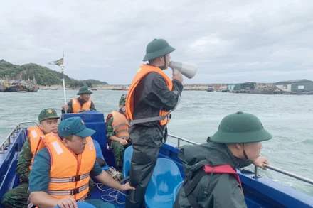 Đồn Biên phòng Cô Tô kêu gọi các tàu, thuyền về nơi tránh trú bão an toàn.