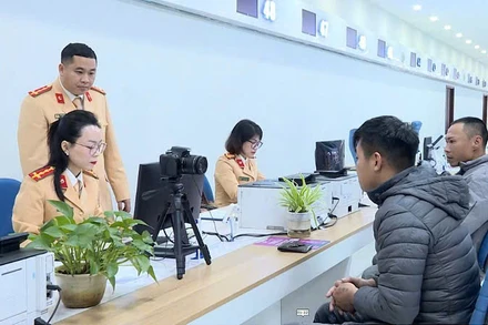 Công an tỉnh Quảng Ninh tiếp nhận, hướng dẫn công dân cấp đổi giấy phép lái xe.