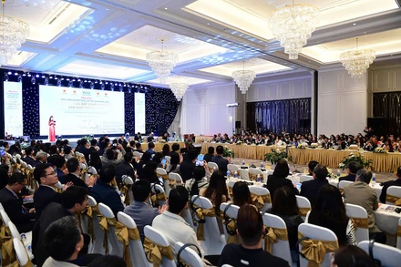 Quang cảnh diễn đàn khu công nghiệp trục cao tốc phía đông.