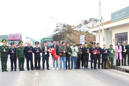 Các đồng chí lãnh đạo thành phố Móng Cái tặng hoa động viên các doanh nghiệp và các ngành khối cửa khẩu.