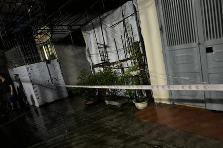 Lực lượng chức năng căng dây bảo vệ hiện trường để điều tra nguyên nhân vụ việc.