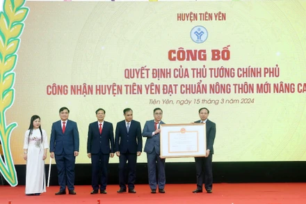 Đảng bộ, chính quyền và nhân dân các dân tộc huyện Tiên Yên vinh dự đón nhận Quyết định của Thủ tướng Chính Phủ công nhận huyện đạt chuẩn nông thôn mới nâng cao.