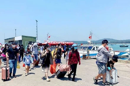 Du khách ra đảo Cô Tô tham quan, trải nghiệm ngày càng tăng mạnh.