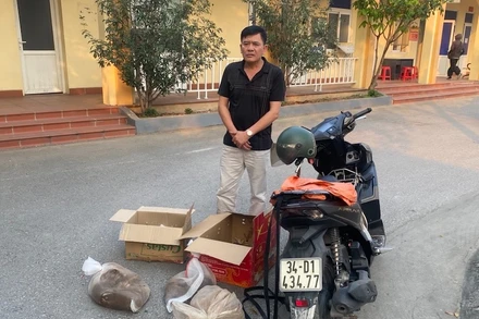 Đối tượng Nguyễn Thành Vinh cùng tang vật tại cơ quan Công an.