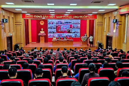 Quang cảnh buổi tiếp xúc cử tri tại thành phố Cẩm Phả.