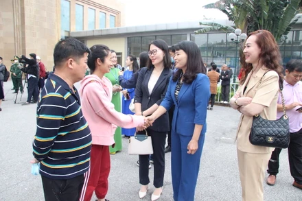 Lãnh đạo thành phố Móng Cái chào mừng những du khách quốc tế đầu tiên nhập cảnh qua Cửa khẩu quốc tế Móng Cái.