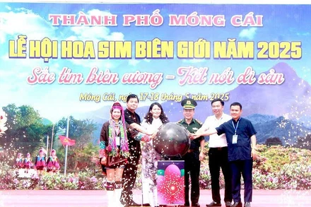Các đại biểu ấn nút khai mạc lễ hội hoa sim biên giới năm 2025.