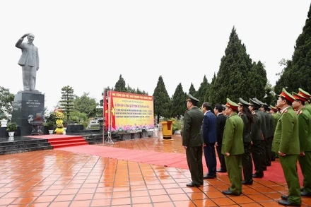 Các đại biểu thực hiện nghi lễ Chào cờ.