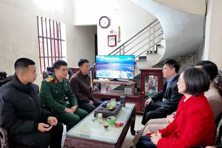 Mặt trận Tổ quốc và các đoàn thể chính trị huyện Cô Tô đến thăm hỏi, động viên, tặng quà tân binh chuẩn bị lên đường nhập ngũ.