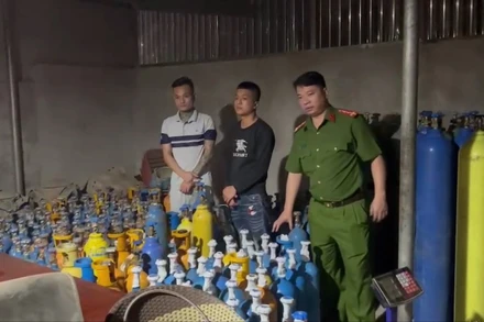 Lực lượng chức năng phát hiện kho nơi đối tượng Bùi Văn Nam cất giấu các bình khí N2O.
