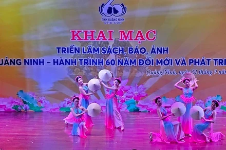 Chương trình nghệ thuật chào mừng khai mạc Triển lãm.