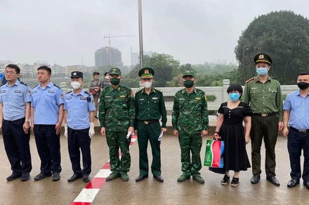 Công an thành phố Đông Hưng (Trung Quốc) bàn giao chị N cho Công an thành phố Móng Cái và các lực lượng chức năng.