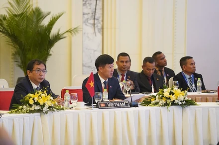 Ông Phạm Đức Luận, Cục trưởng Cục Quản lý đê điều và Phòng, chống thiên tai (Bộ Nông nghiệp và Phát triển nông thôn) trình bày về Tuyên bố Hạ Long tại Hội nghị Bộ trưởng ASEAN về Quản lý thiên tai lần thứ 11.