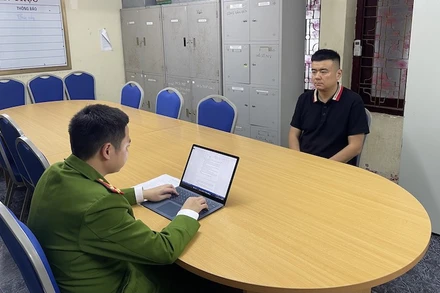 Đối tượng Liu Xiao Lu tại cơ quan Công an.