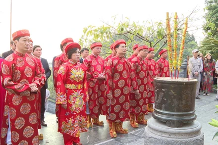 Lễ dâng hương Đức Ông Hưng Nhượng Đại Vương Trần Quốc Tảng tại Đền Cửa Ông.