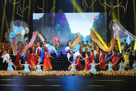 Chương trình nghệ thuật chào mừng lễ kỷ niệm 30 năm Vịnh Hạ Long được UNESCO vinh danh là Di sản thiên nhiên thế giới.