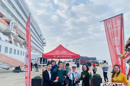 Lãnh đạo Sở du lịch Quảng Ninh và cảng tàu khách quốc tế Hạ Long chào mừng các du khách đến Hạ Long bằng đường biển trong ngày đầu của năm mới 2024.