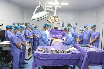 Ê-kíp y, bác sĩ tham gia lấy tạng và ghép thận tri ân người bệnh hiến tạng.