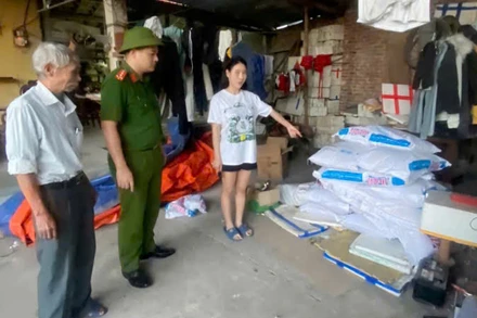 Đối tượng Phạm Thu Thảo cùng tang vật.