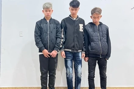 Nhóm đối tượng và tang vật tại cơ quan Công an.