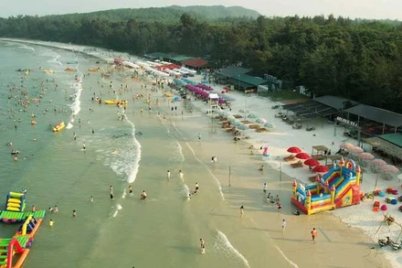 Bãi biển Minh Châu nơi tổ chức Lễ hội Du lịch biển Vân Đồn 2025. (Ảnh: NGÂN HÀ)