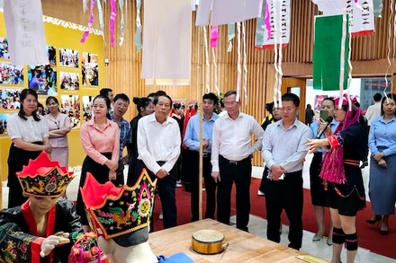 Các đại biểu tham quan tổ hợp tượng tái hiện nghi lễ cấp sắc của người Dao Thanh Y.