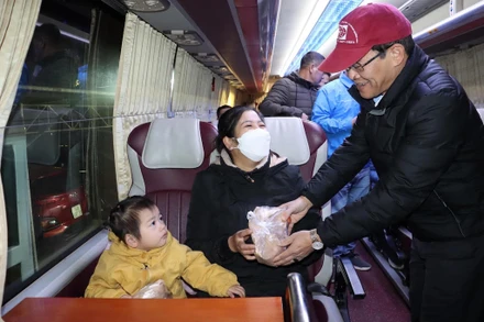 Lãnh đạo Công ty Than Hạ Long lì xì cho các công nhân về quê đón ết Quý Mão 2023.