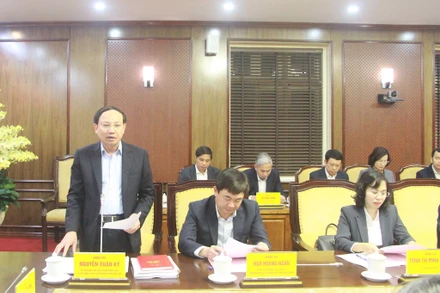 Đồng chí Nguyễn Xuân Ký, Bí thư Tỉnh ủy Quảng Ninh báo cáo với đoàn công tác về tình hình thực hiện Nghị quyết Đại hội Đảng toàn quốc lần thứ XIIII và Nghị quyết đại hội Đảng bộ tỉnh lần thứ XV, nhiệm kỳ 2020-2025.