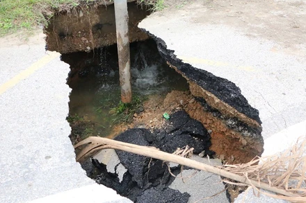 Hố sụt lún xuất hiện trên Quốc lộ 18A.