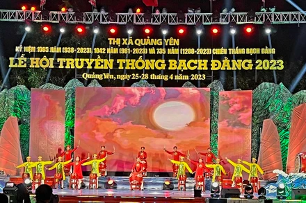Chương trình nghệ thuật tái hiện lại chiến thắng Bạch Đằng năm 1288.