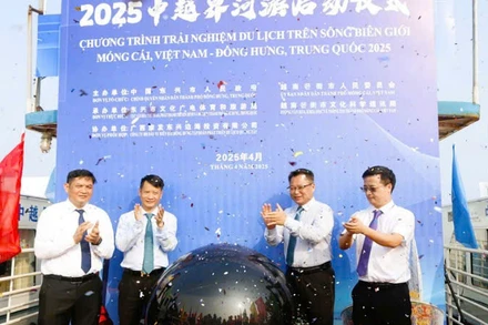 Các đại biểu nhấn nút khởi động chương trình trải nghiệm du lịch trên sông biên giới.